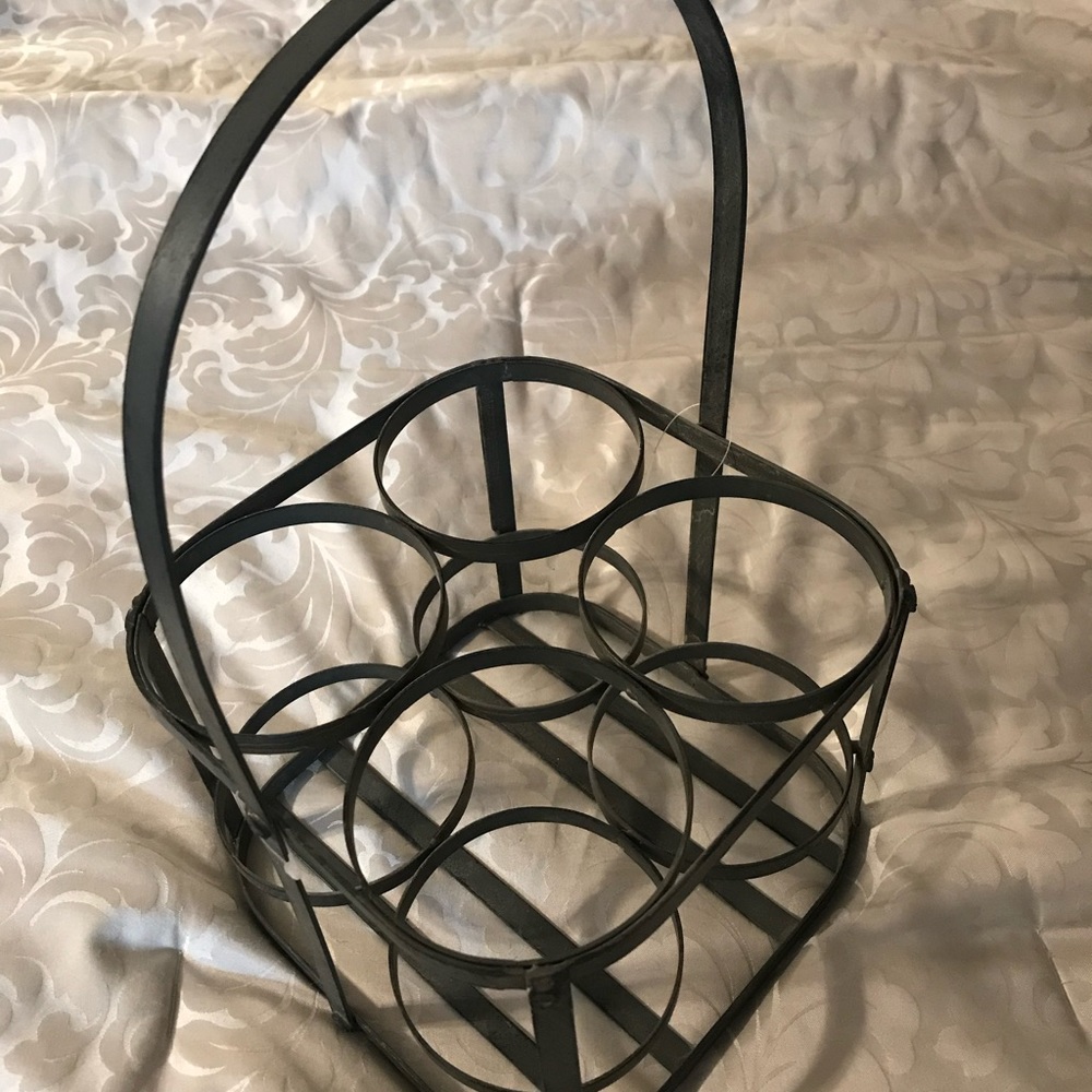 Sturdy metal wine catty